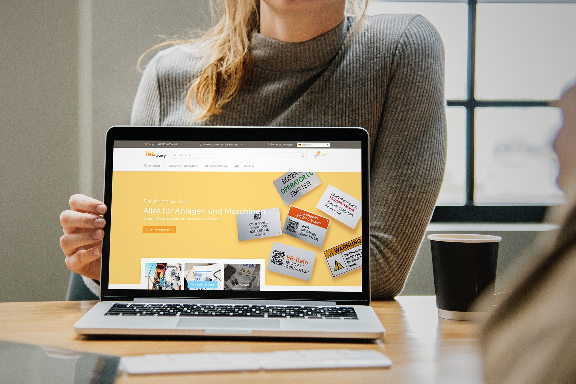 printolux-2022-druckdienstleistung-hero-banner-ie-mockup-v3-1920-1280