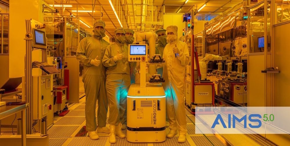 Der autonome mobile Roboter „HERO Scout“ von Fabmatics in einem Halbleiter-Reinraum während der Evaluierungsarbeiten im Rahmen des AIMS-5.0-Projekts bei Infineon in Dresden.